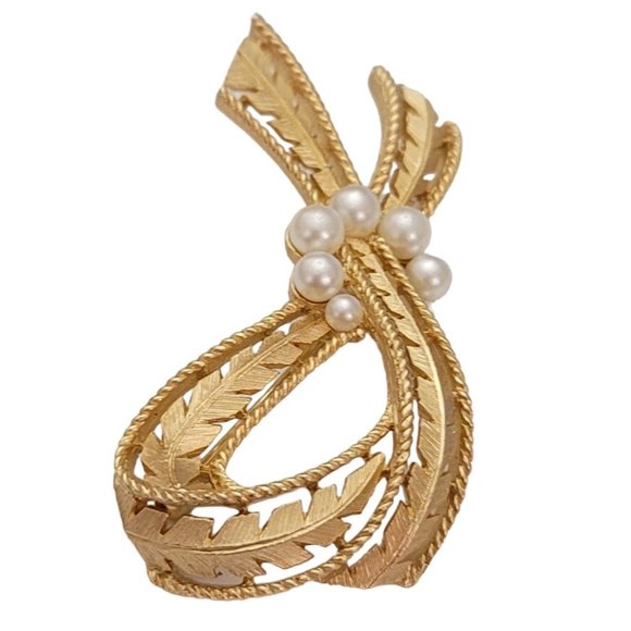 Trifari Crown Over T Gold Tone Faux Pearl Leafy Ribbon Knot Textured Brooch E122 - Picture 5 of 10